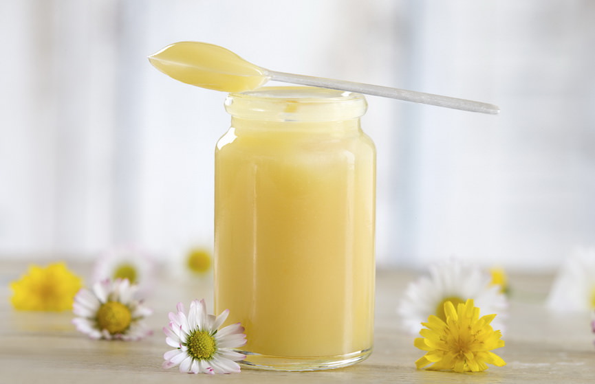 Nije ni čudo što se matična mliječ (koja se također naziva pčelinji mliječi) pokazala ne samo kao dobra priprema za internu uporabu, već i kao jedinstvena komponenta kozmetičkih proizvoda