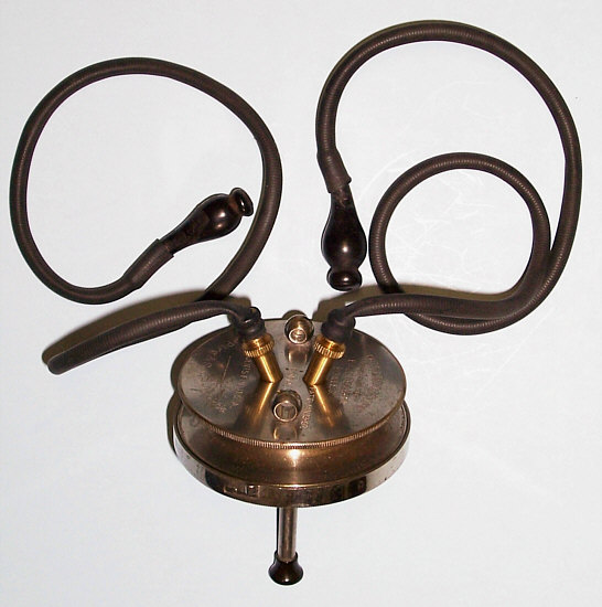 Tajā pašā laikā šobrīd populārākie medicīnas darbinieki ir stetoskopa un fonendoskopa - stetofonendoskopa - kombinētā versija (“divi vienā”)