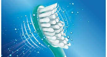 При чистке во рту образуются микропузырьки, которые проникают в места, недоступные для щетины зубной щетки, и поддерживают отделение зубного налета
