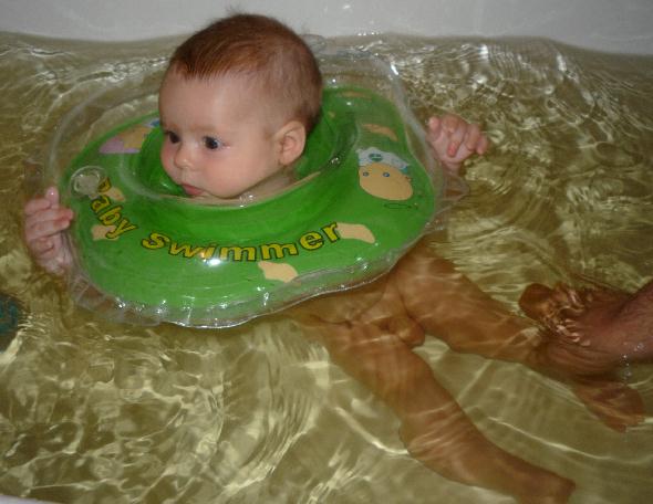 Кожна мама прекрасно знає, що купати немовляти в воді з відваром ромашки лікарської дуже корисно