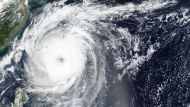 По меньшей мере два человека были убиты и около 100 получили ранения в Японии после удара Тайфуна Трами