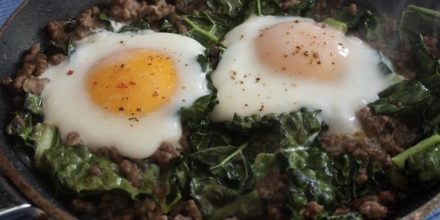 Яєчня з фаршем, овочами і зеленню