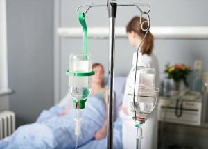 Також в лікарняних умовах ставлять крапельниці глюкози і вітаміну С, щоб прискорити процес відновлення нормального самопочуття