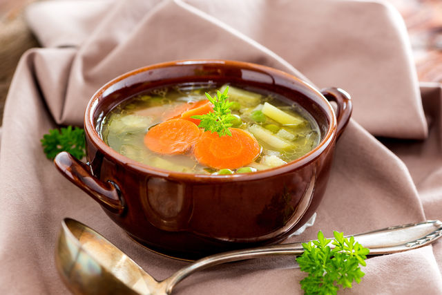 поки що   суп   вариться, ріжуть овочі: картопля - великими кубиками, моркву, корінь селери або петрушки - дрібними кубиками, цибулю соломкою або півкільцями