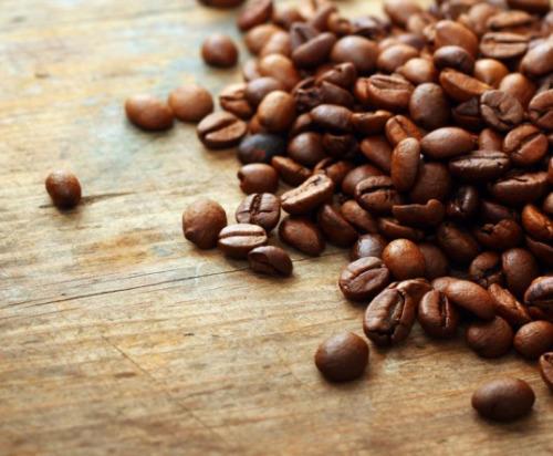 Сучасній ботанікою налічується близько 90 видів рослин, які зараховують до біологічного виду кави, проте в промисловому масштабі у нас є можливість спробувати лише два найпоширеніших сорти: арабіку і робусту