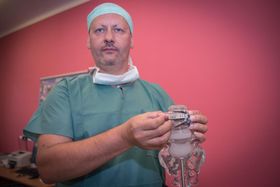 Фото: Далібор Пержіне, Факультетская лікарня Оломоуц   «Даний тип операцій - заміна міжхребцевого диска в області поперекового відділу хребта до сих пір проходила з використанням імплантатів з поліефірефіркетона