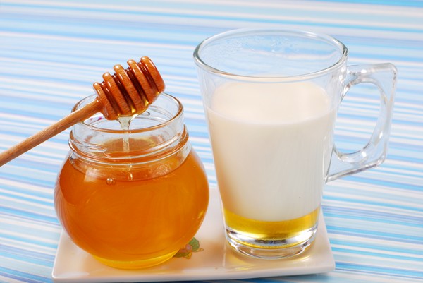 В якості напою краще вибрати відвар шипшини, неміцний чай, компот, молоко з медом