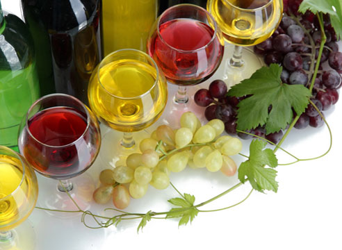 Однак біле вино ефективніше, ніж червоне, знищує   бацили в шлунку і кишечнику   , Що пояснюється наявністю саме в білому вині специфічного виду фенолу