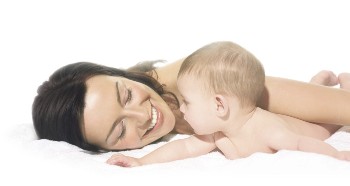 Молоді мами, які годують груддю, часто приймають рішення додатково годувати малюка з пляшечки