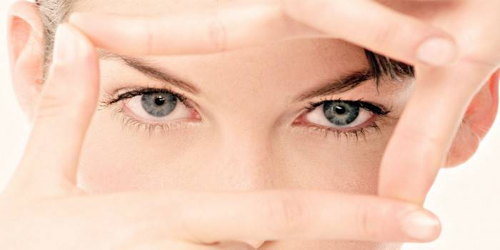 Якщо зона навколо очей стала сухою і лущиться через авітамінозу, індивідуальної реакції організму на вживання медичних препаратів, неякісних продуктів або захворювань травного тракту, то прийнято говорити про внутрішню причини роздратування