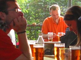 Пивна на одкритом повітрі (Фото: Христина Макова)   Але називати поганою звичкою щоденне споживання пива не додумається, як жоден російський, так і жоден чех