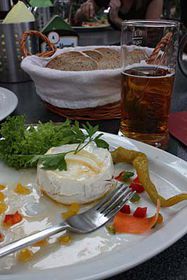 Маринований Гермелін з хлібом (Фото: Штєпанка Будкова)   Ну, по-перше, закусками, які подають до пива