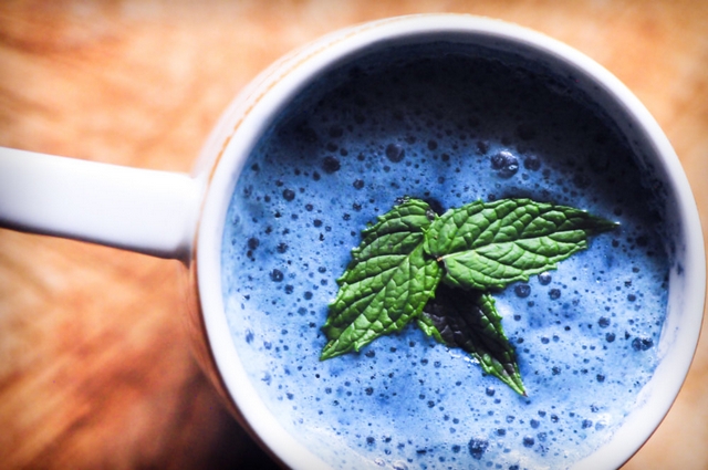 Останнім часом в Pinterest і Instagram можна побачити красиві фото напою під назвою Moon milk ( «»)