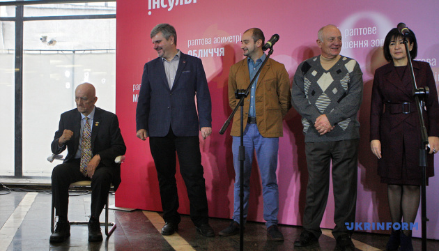 У столиці у Всесвітній день боротьби з інсультом, 29 жовтня, стартувала кампанія Дізнайся інсульт, в рамках якої пасажирам столичного метро розповіли про ранні симптоми, наслідки та профілактику інсульту