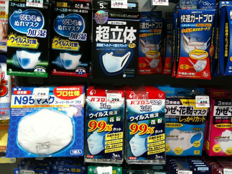 Щовесни в японських фармацевтичних магазинах продається величезна кількість фільтруючих протівопильцових масок