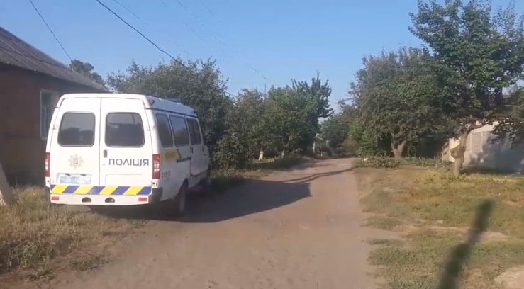 Слідство підозрює у вбивстві чоловіка загиблої, який відразу після скоєння цього злочину вирушив у центр Харкова, де відкрив стрілянину біля будівлі міськради