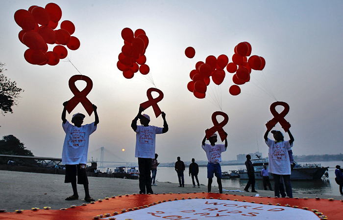В Оксфорді з'ясували, що сильна імунна система послаблює вірус, а в країнах, де проблема ВІЛ існує вже давно, темпи розвитку хвороби знижуються   Акція на підтримку боротьби зі СНІДом в Калькутті, Індія   Фото: Reuters   Москва