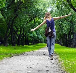 Для заспокоєння розхитаних нервів і позбавлення від стресових ситуацій добре допомагають прогулянки на свіжому повітрі