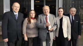 Зліва: Карел Воленец, Анна Фучікова, Павло Кленер, Ленка Томанкова і Ервін Адам (Фото: ЧТК)   Ервін Адам зіграв ключову роль в запровадженні в практику вакцин проти поліомієліту
