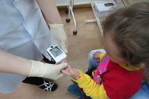 Цукровий діабет у дітей найчастіше проявляється в молодшому підлітковому віці, при цьому   психічний розвиток   школяра не страждає