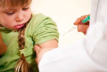 Щоб застрахувати школяра від неприємностей, потрібно обов'язково вакцинувати його від дифтерії в ті терміни, які вказані в національному календарі щеплень