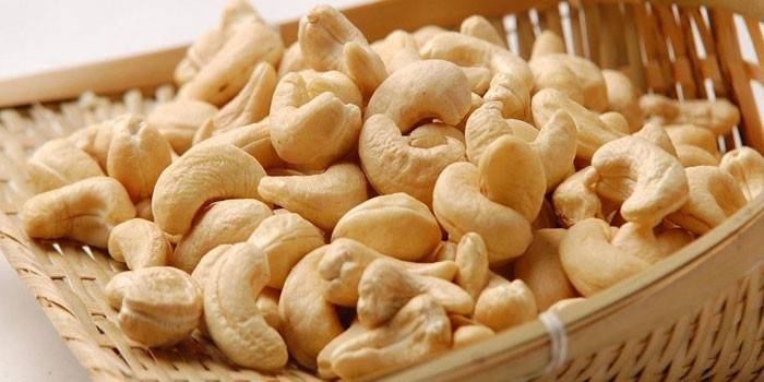 При вживанні горіхів в організм надійдуть білки, вуглеводи, масло з жирними кислотами, комплекс вітамінів, нікотинова кислота і набір мікроелементів