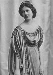 У 1903 р вона приїхала з концертною програмою в Будапешт, де публіка натовпами збиралася в театрі, щоб побачити дивні танці напівголих Айседори під акомпанемент Голубий Дунай або похоронного маршу Шопена