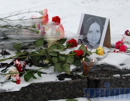 Це фото поставили її друзі, до нього городяни приносять квіти і свічки