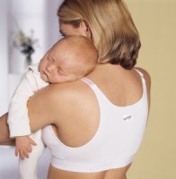 Як і сповивання, притискання до материнських грудей дає багатьом новонародженим відчуття безпеки