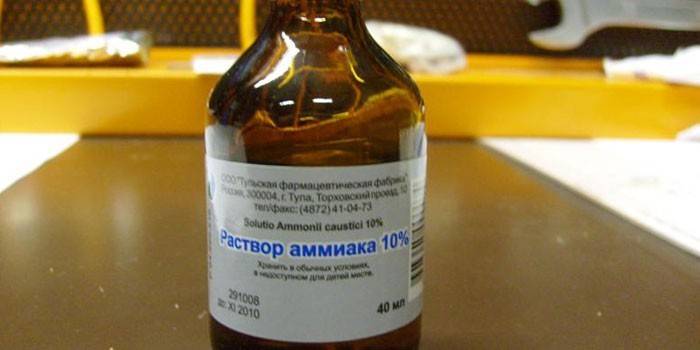Існують культури, яким в помірній кількості потрібен азот: огірки, томати, буряк, часник, кукурудза, кущі агрусу і смородини