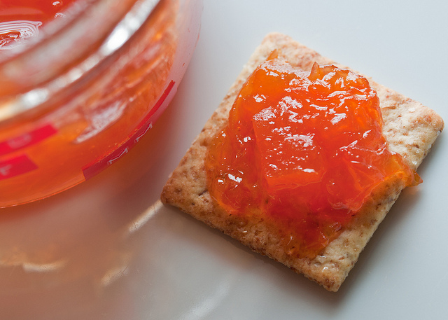 Спробуйте приготувати корисне варення на основі меду - воно стане і незамінним ліками, і смачною солодкістю в зимовий час