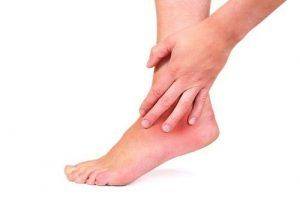 Хвора нога на дотик гаряча, при пальпації болюча, трохи пізніше вона починає набрякати, шкіра нижче тромбозу блідне, починає блищати, синіє