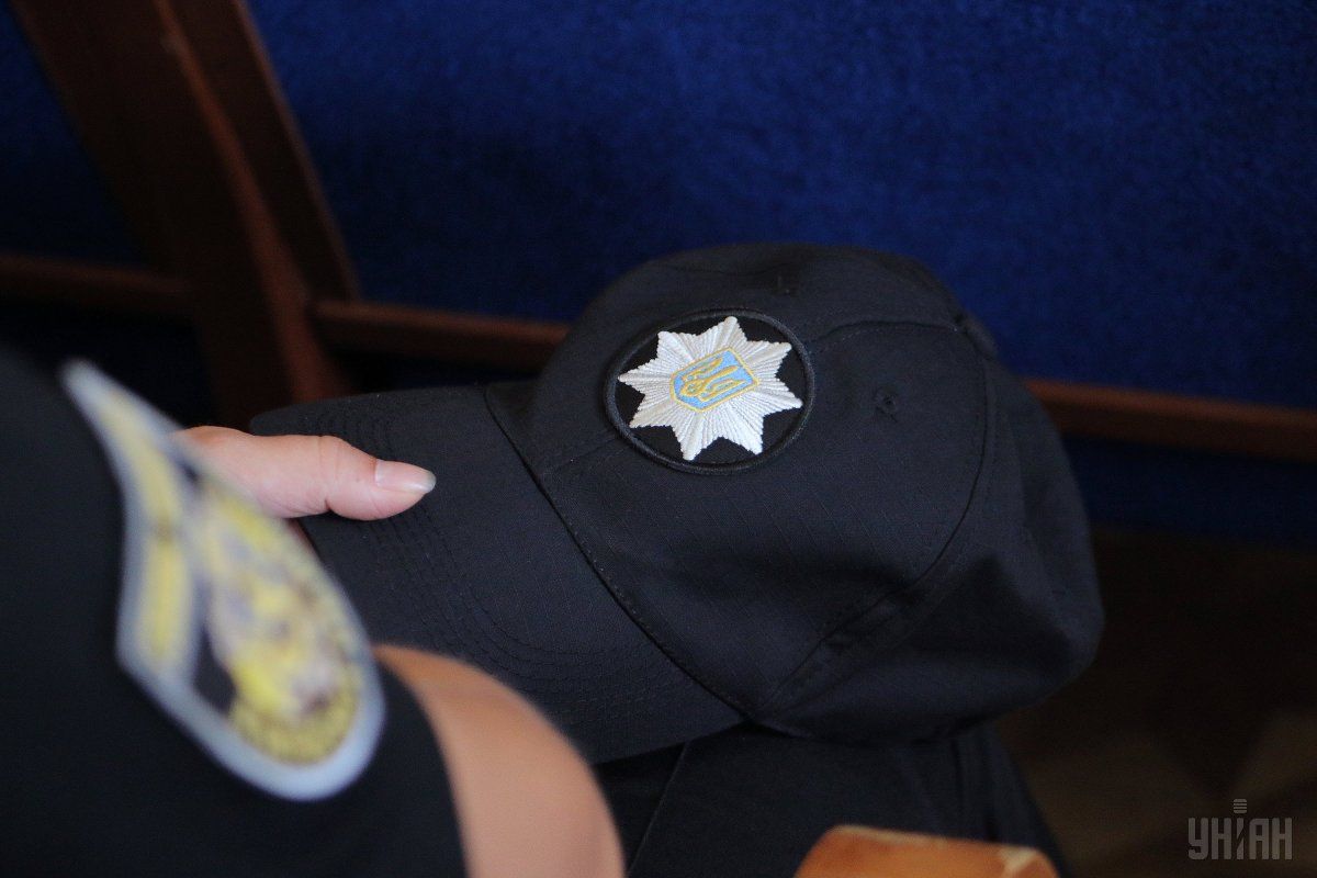 Слідів колото-різаних ран або вогнепальних поранень на тілі поліцейського не виявлено