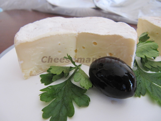 Все про сир   →   Сир і здоров'я   → Шкода і користь сиру з пліснявою   Сири з пліснявою   не є звичним продуктом для російського ринку