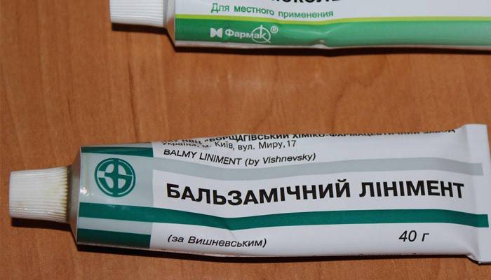 алергія на препарат;   недостатньо тонка і довга голка;   введення був неплавним, тому препарат не встиг розсмоктатися;   непідігрітому вводиться масляний розчин;   затиснуті м'язи;   необроблене місце перед уколом;   не зроблено легкий масаж перед уколом;   тиск на сідницю після введення;   пошкодження кровоносних судин - утворюється гематома;   травма нервового закінчення - про неї свідчить оніміння тканини і біль