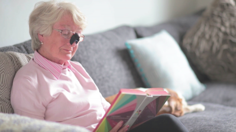 При бажанні до перенісся можна прикласти холодний компрес або пакет з льодом