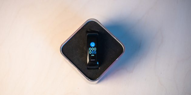 Вона розташована під кольоровим екраном