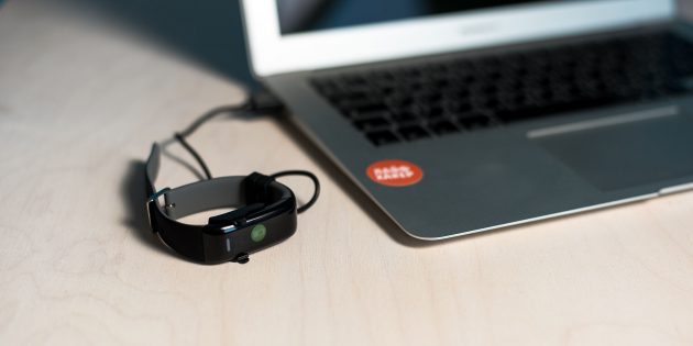 При активному використанні пристрій пропрацює на одному заряді 2 дня, а в режимі очікування - до 5 днів