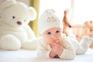 Дивлячись на свою крихітку, батьки хочуть, щоб їхня дитина завжди був в затишку, в теплі, при цьому був найпривабливішим і ошатним
