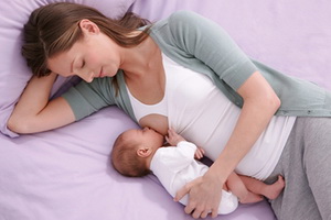 Дуже важливо, щоб перше годування новонародженого грудним молоком відбулося протягом півгодини після появи дитини на світ