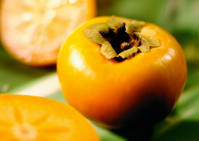 Калій, магній, вітамін С містяться в хурмі корисні при серцево-судинних захворюваннях, кальцій, фосфор і залізо - при патології опорно-рухового апарату і анеміях, вітамін А - при зниженні гостроти зору