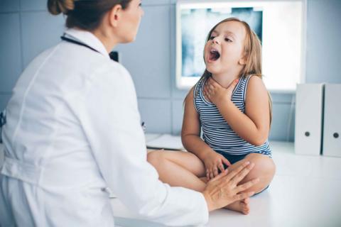 Висока температура і озноб   Біль в горлі, часто дуже сильна   Збільшені лімфатичні вузли на шиї і під пахвами   Почуття дуже сильної втоми   Головний біль   Болі в суглобах   Висипання на тілі, в основному - в області грудей   Іноді - збільшення селезінки і / або печінки