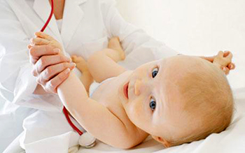 Якщо малюкові близько 3 місяців і є сумніви, чи все в порядку з розвитком цієї навички, проведіть невеликий домашній тест