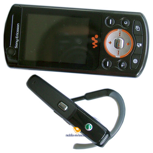 Комплект поставки:   гарнітура   Зарядний пристрій Sony Ericsson CST-13   Шнурок на шию   Інструкція   Незважаючи на те, що в заголовку огляду вказані дві гарнітури, по суті, мова йде про одне й те ж продукті, але в різних колірних оформленнях