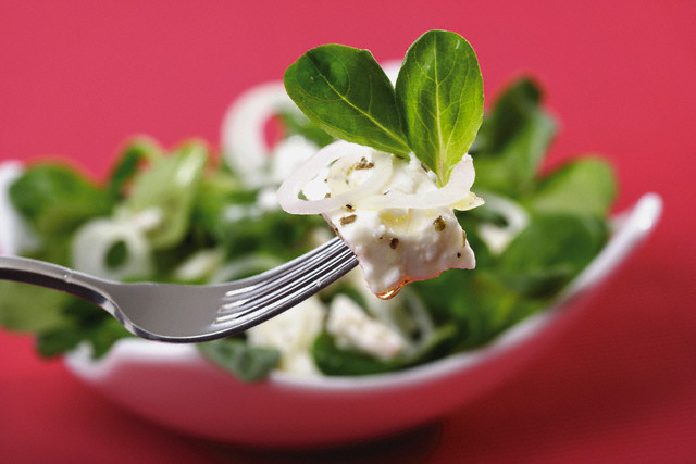 У 100 г фети в середньому міститься близько 264 ккал