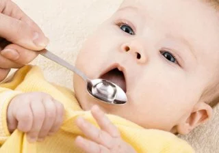 Практично всі молоді мами замислюються про те, чи потрібно давати воду новонародженій дитині