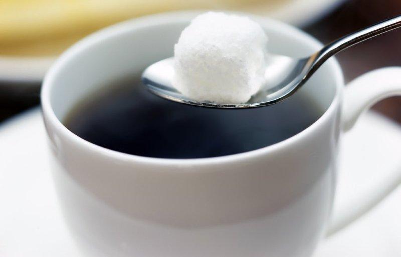 Швидко справляється з гіпотонією гарячий солодкий кава, чорний або зелений чай, пити такі напої краще з твердим сиром для кращого засвоєння кофеїну