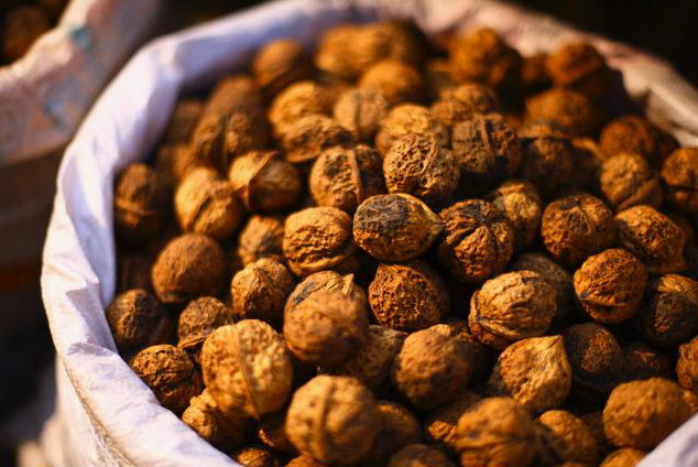 У 100 г волоських горіхів міститься: