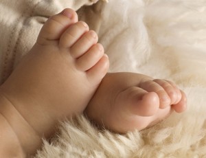 Так як дорослі більш досвідчені в даному питанні, і мають хоч найменші знання про прояви захворювання, вони можуть самостійно визначити недугу