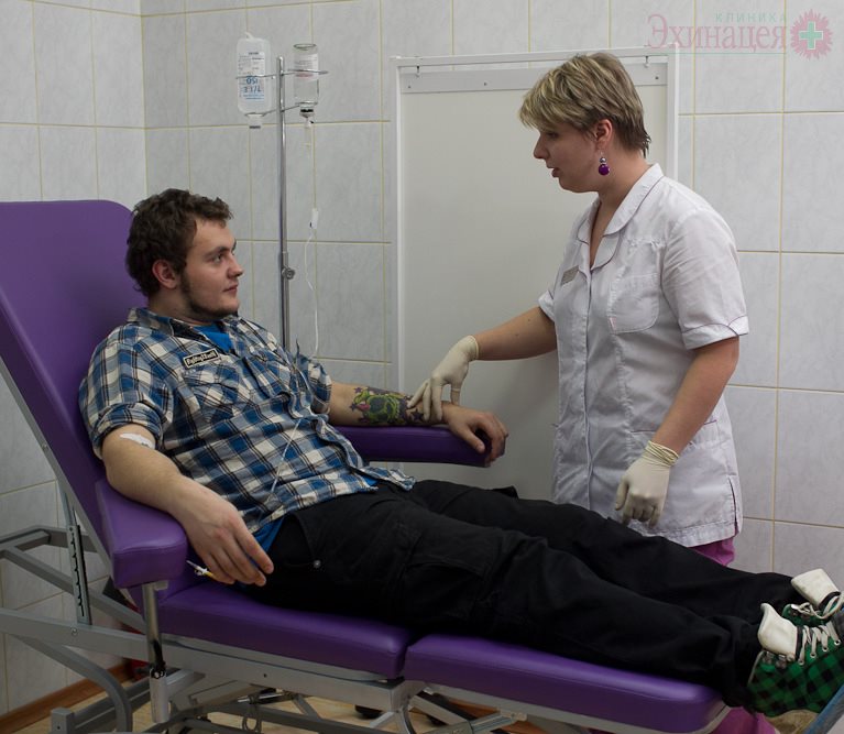 Підвищений внутрішньочерепний тиск   перешкоджає нормальній роботі головного мозку, тому таке запаморочення часто поєднується з головним болем, слабкістю, стомлюваністю, нудотою, вегето-судинну дистонію, шумом в голові